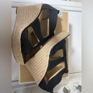 MK Sandals , sisee 9.5 used 1 time /like new